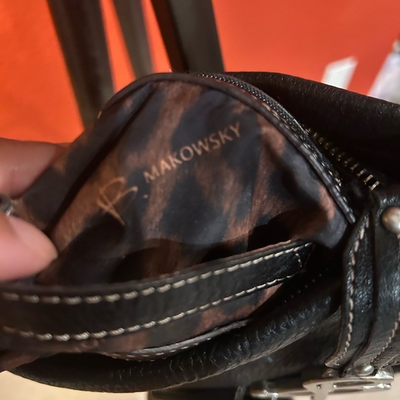 P008 b. makowsky Pebbled Buckle Pockets Black Leather Cross Body Bag - Picture 5 of 5